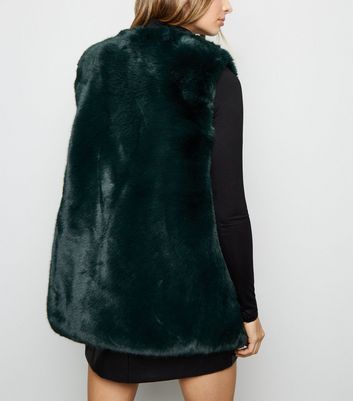 Blue Vanilla Gilet vert foncé en fausse fourrure | New Look Manteau vert foncé en fausse fourrure | New Look