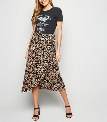Jupe mi-longue portefeuille marron à imprimé léopard | New Look