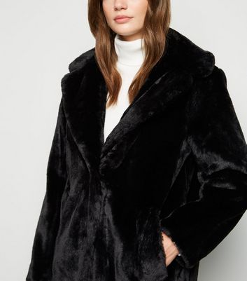 long manteau noir fourrure