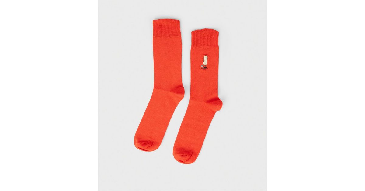 Rote Socken Mit Stickerei Und Peenut Slogan New Look
