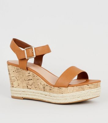 Hellbraune Espadrilles Schuhe mit Keilabsatz aus Kork in Leder Optik Für später speichern Von gespeicherten Artikeln entfernen Schuhe aus Kork für Damen