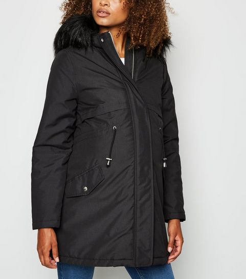 Umstandsmode – Schwarzer Kapuzenparka mit Fake-Fur-Besatz