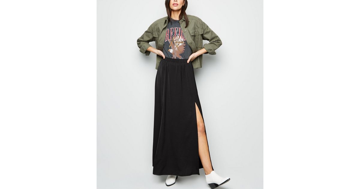 Jupe maxi noire en satin fendue sur le côté | New Look
