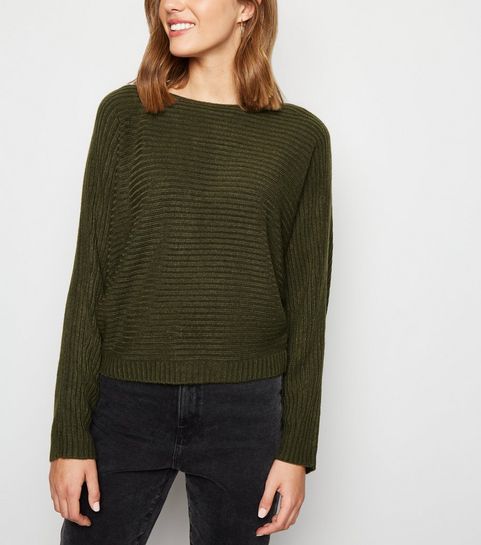 Khakifarbener, gerippter Pullover mit Fledermausärmeln