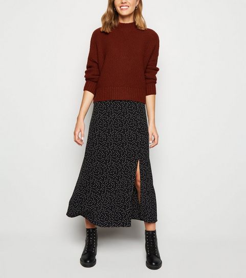 Rostbrauner, grobmaschiger Pullover mit Rollkragen