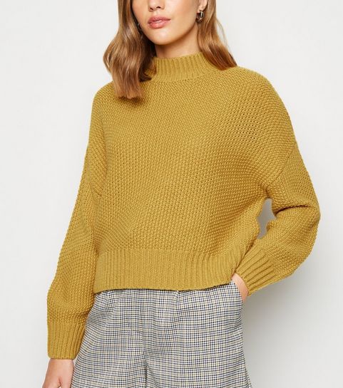 Pull moutarde à col roulé large