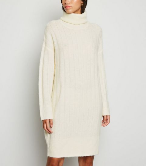 Cremeweißes Pulloverkleid mit Rollkragen