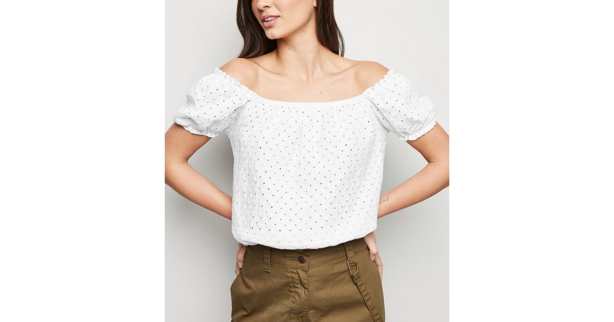 Breathtaking Weiße Broderie-Rüschen-Bardot-Crop-Top