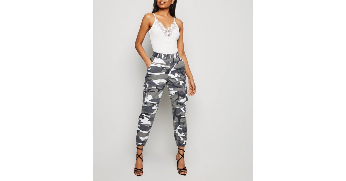 Petite - Hellgraue Jogginghose mit Camouflage-Muster und ...