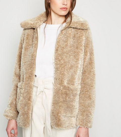 Beiger Mantel mit aufgesetzten Taschen und Teddyfell