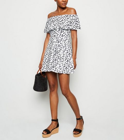 Weißer Bardot-Playsuit mit Leopardenmuster und Rüschen