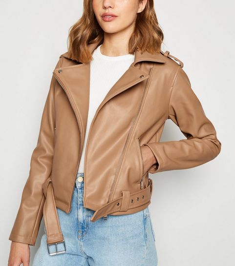 Beige Bikerjacke mit Gürtel in Lederoptik