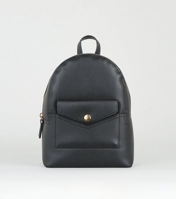 Mini sac a dos noir a poche et bouton pression New Look