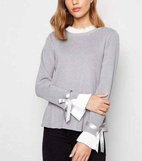 Hellgrauer 2-in-1-Pullover mit Rüschen