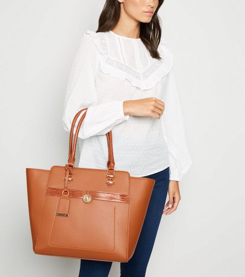 tote bag over shoulder