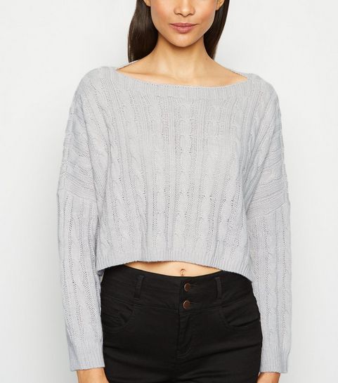 Hellgrauer, kurzer Pullover mit Zopfmuster und tiefem Ausschnitt