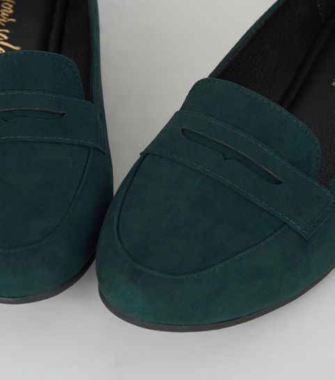 dark green shoes and bag