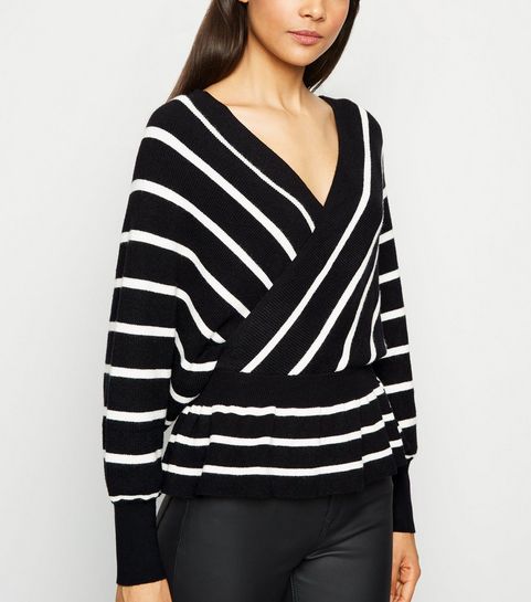 Pull noir à basque et à rayures