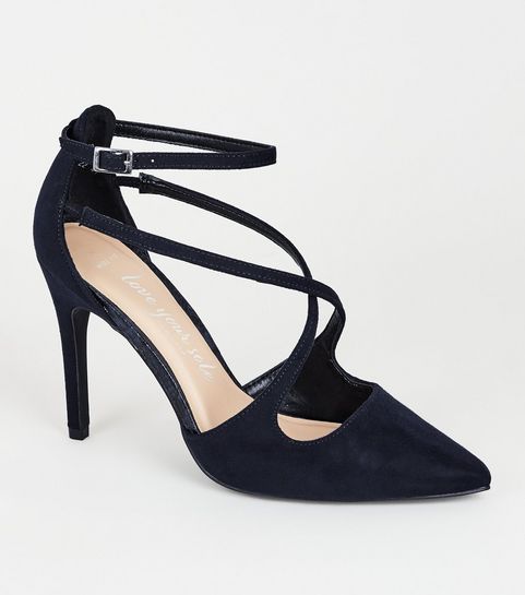 Wide Fit – Marineblaue Pumps in Wildleder-Optik mit überkreuzten Riemchen 