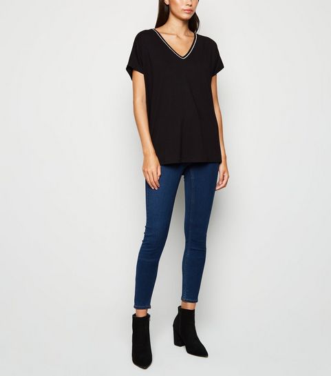 T-shirt noir à liseré en strass