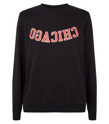 Schwarzes Sweatshirt mit „Chicago“-Slogan Für später speichern Von gespeicherten Artikeln entfernen Schwarzes Sweatshirt mit „Chicago“-Slogan Für später speichern Von gespeicherten Artikeln entfernen