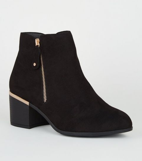 Wide Fit – Schwarze Ankle Boots in Wildleder-Optik mit Metallbesatz