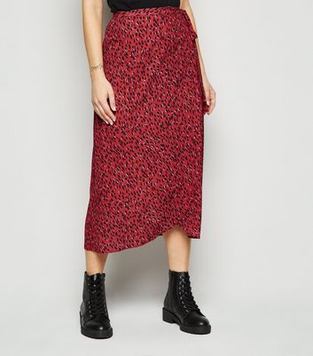 New look wrap midi outlet skirt in red pattern