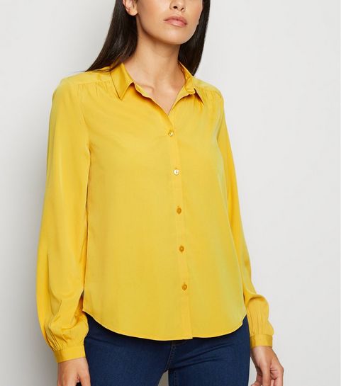 Chemise jaune à manches bouffantes