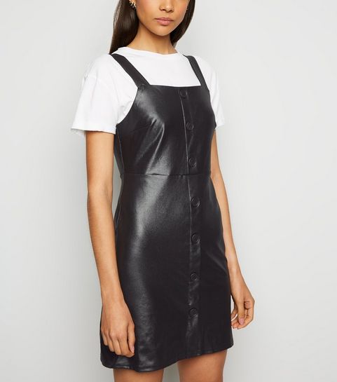 Robe chasuble noire ultra brillante boutonnée à l’avant