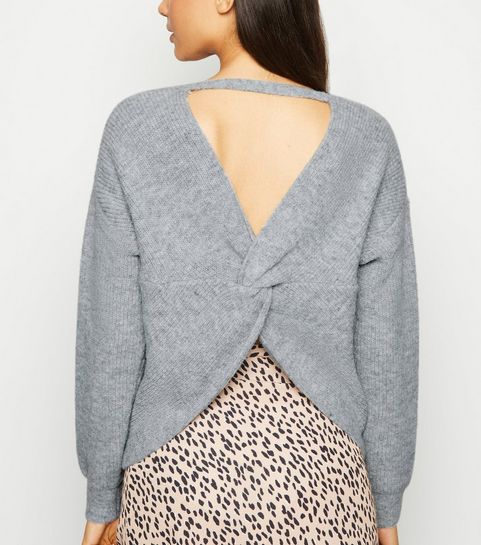 Pull gris foncé à détail torsadé et barre dans le dos