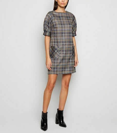 Robe gris foncé à carreaux et manches bouffantes