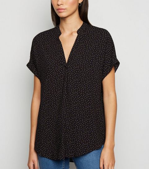 Chemise noire à pois et manches courtes