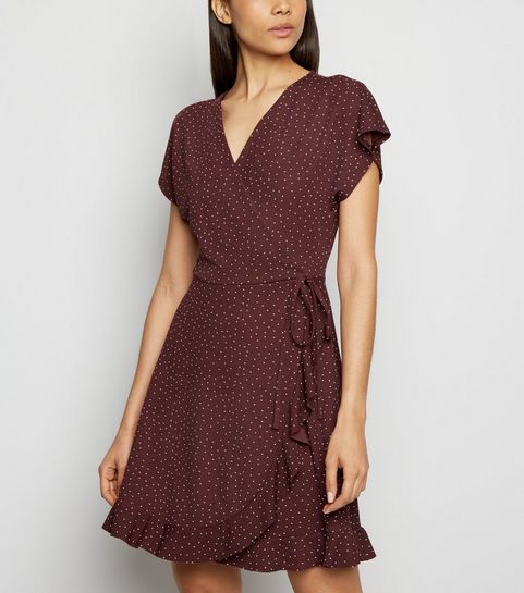 Rotes Wickelkleid in Minilänge mit Punktmuster und Rüschen