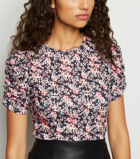 T-shirt noir à manches froncées et imprimé floral côtelé