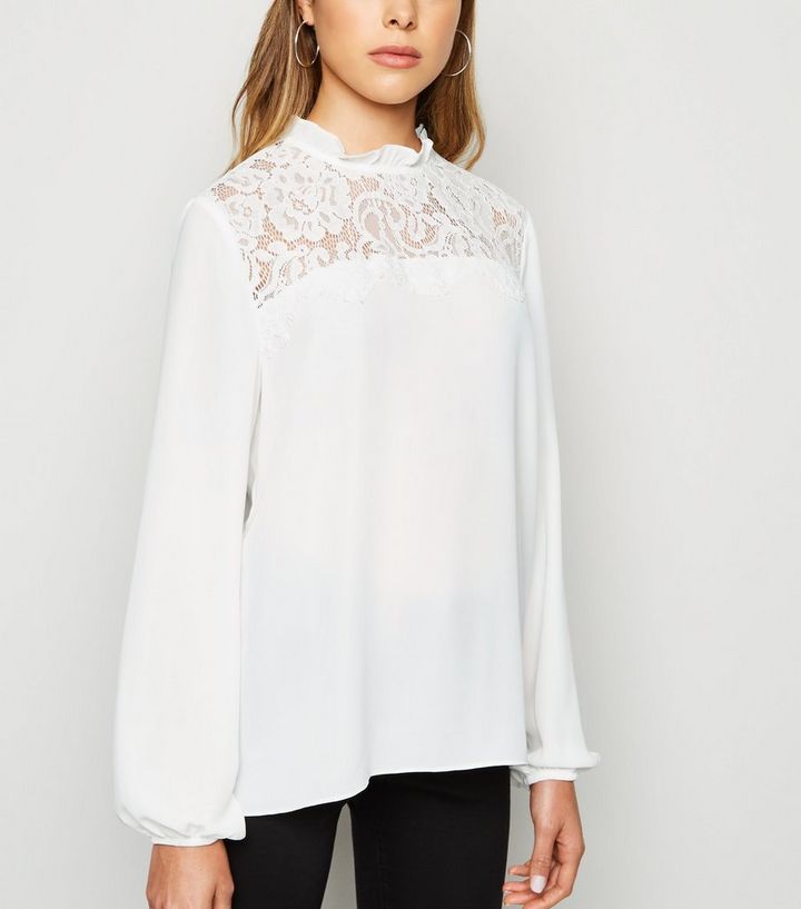 Chiffon Bluse Mit Spitzeneinsatz In Gedecktem Weiss New Look