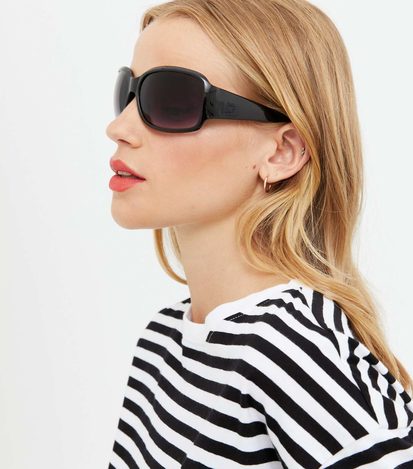 Black Rectangle Sunglasses Image 2