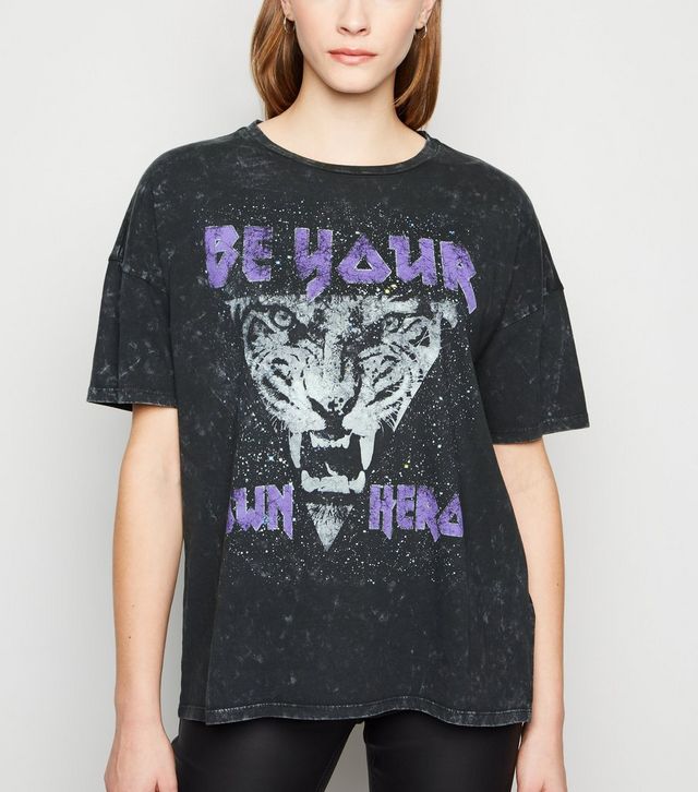 Noisy May – Schwarzes T-Shirt mit Slogan, Tigermotiv und rockigem Flair