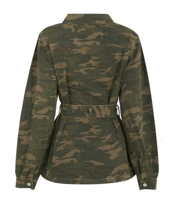 A belted 2024 lightweight jacket