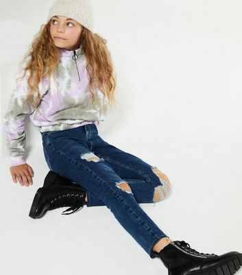 Ripped jeans girl on sale style