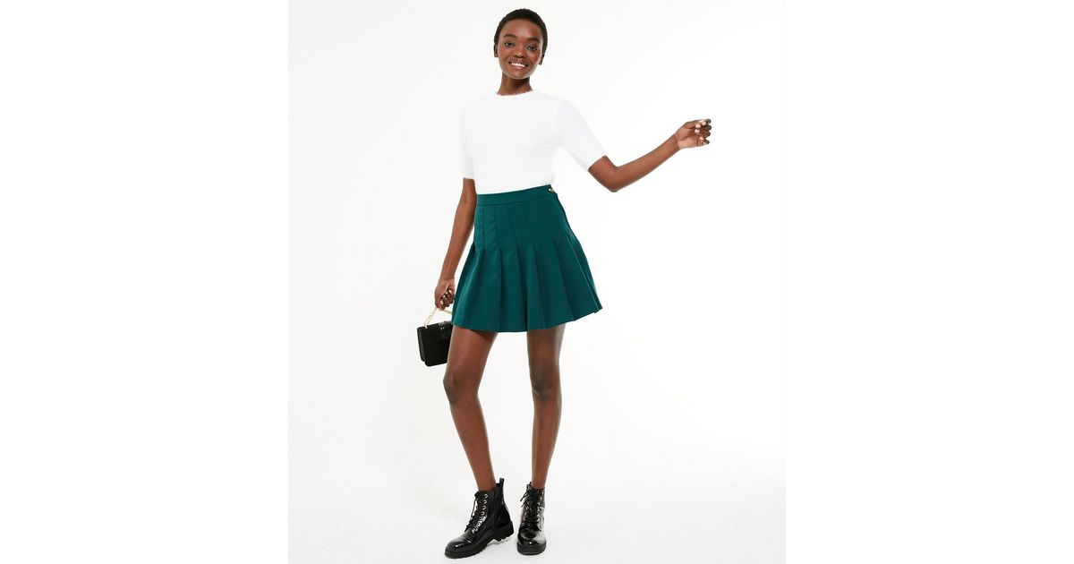 dark green mini skirt outfit