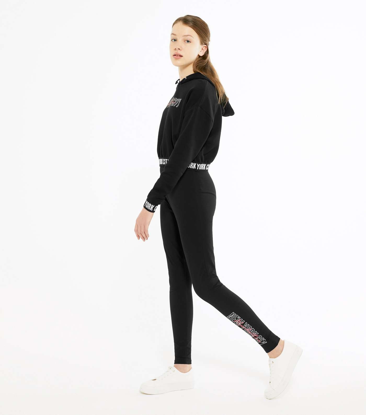 https://media2.newlookassets.com/i/newlook/672833901/girls/clothing/leggings/girls-black-new-york-logo-leggings.jpg?strip=true&w=1400&qlt=60&fmt=jpeg