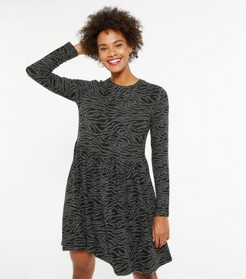 grey print dress