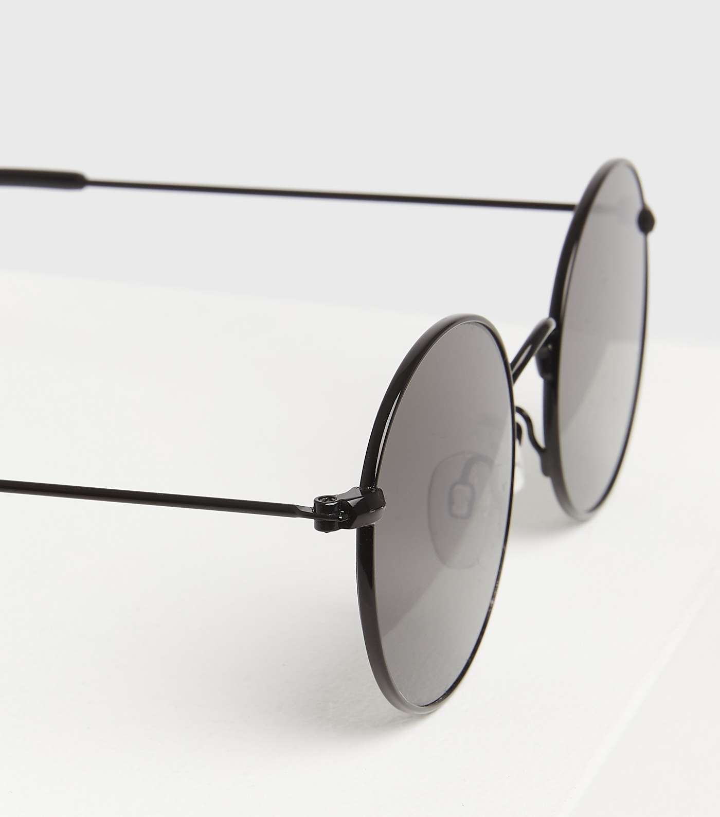 Black Metal Oval Sunglasses Image 3
