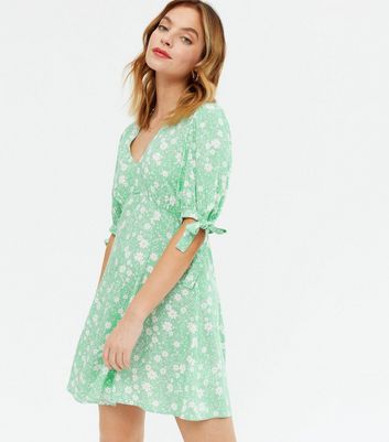 Petite Light Green Floral Tie Sleeve Mini Dress | New Look