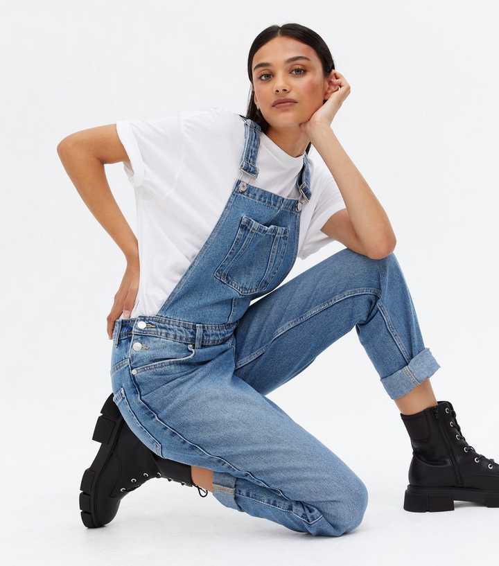 https://media2.newlookassets.com/i/newlook/690398640/womens/clothing/playsuits-jumpsuits/blue-denim-relaxed-fit-dungarees.jpg?strip=true&qlt=50&w=720