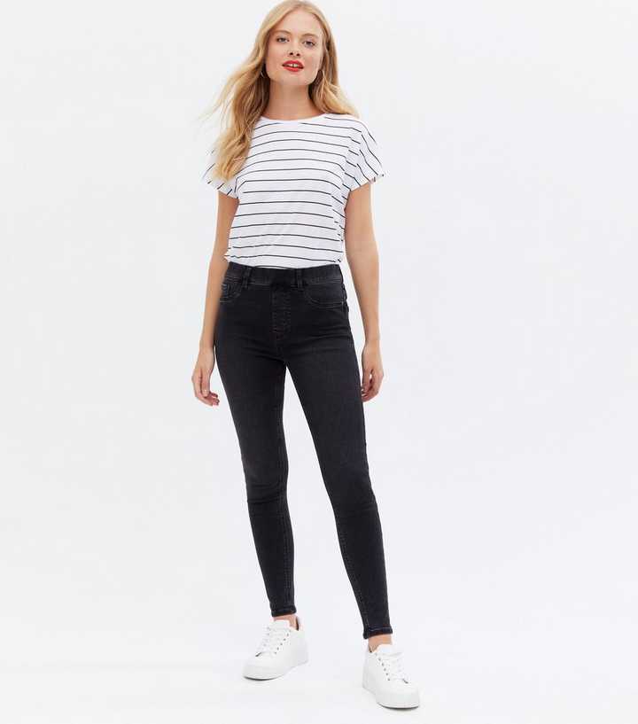 https://media2.newlookassets.com/i/newlook/693011601/womens/clothing/jeans/black-dark-wash-mid-rise-lift-shape-emilee-jeggings.jpg?strip=true&qlt=50&w=720