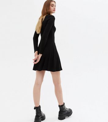 Long sleeve black dress with zipper in outlet front