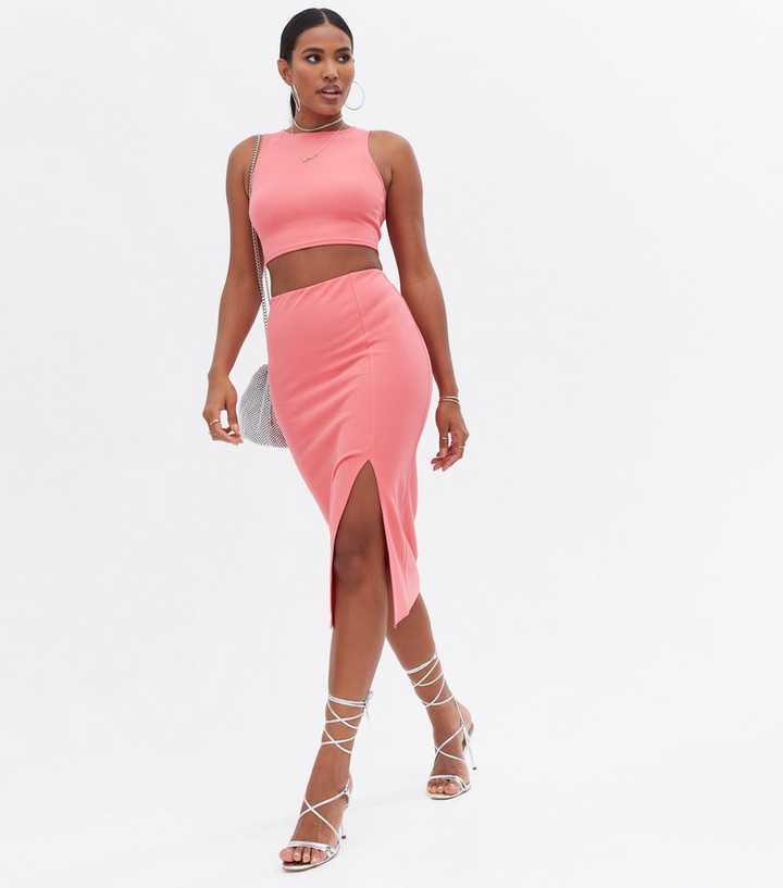 https://media2.newlookassets.com/i/newlook/802144276/womens/clothing/skirts/pink-scuba-crop-top-and-split-hem-midi-skirt-set.jpg?strip=true&qlt=50&w=720