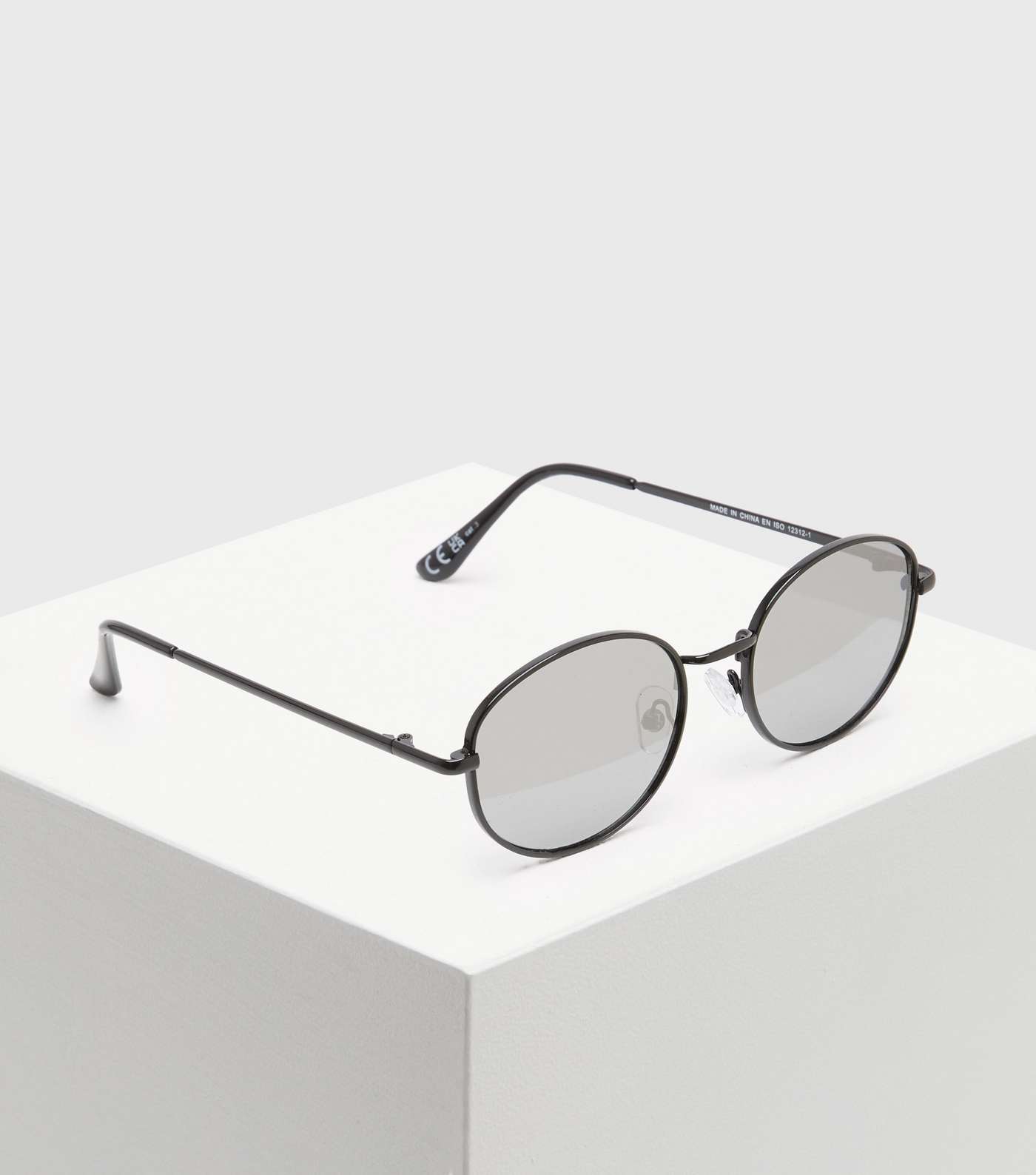 Black Oval Frame Sunglasses Image 2