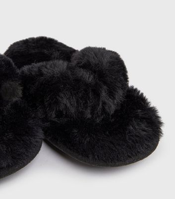 black fuzzy flip flop slippers